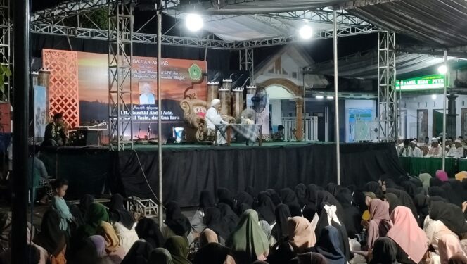 
					Pengajian Akbar di Pondok Pesantren Miftahul Huda Dusun Sumbersari, Mayangan, Gumukmas, Jember